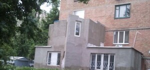 Пристройки к киевским хрущевкам растут ввысь