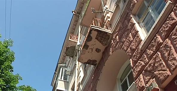Балконы падают на людей. Кадр из видео