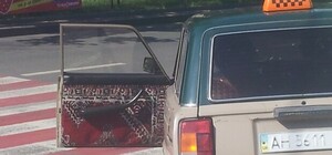 Фотоприкол: по Донецку колесит ВИП-такси с ковром