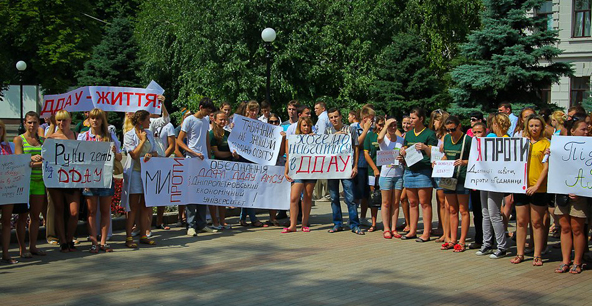 Студенты вышли на акцию протеста. Фото: Денис Моторин