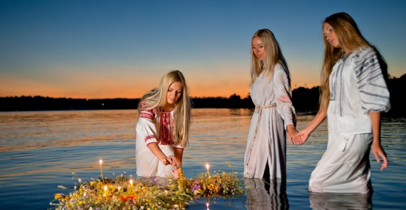 Обязательная традиция для девушек – пустить на воду венок. Фото: fotograf-frolov.com