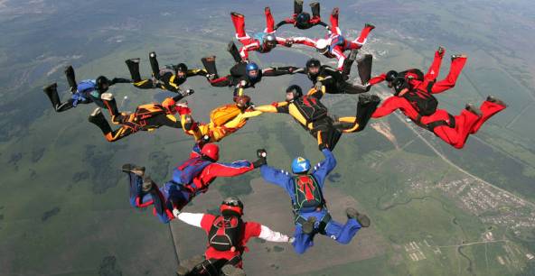 Одновременно в небе появятся 30 парашютистов. Фото: 2srecords.ru