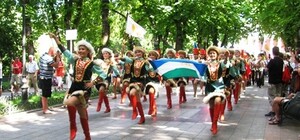 По центру Одессы прошлись парадом десятки девушек с барабанами