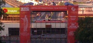 Фотофакт: на Потемкинской лестнице в Одессе установили огромную сцену