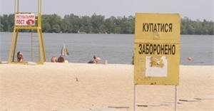 Купаться на пляже на Монастырском острове запретили на неопределенный срок. Фото: comments.ua
