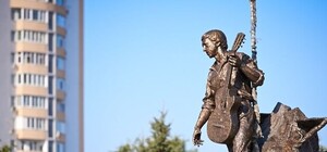 В Харькове началась установка памятника Владимиру Высоцкому