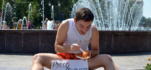 Купание в фонтане, стрельба в центре города и обед на тротуаре: в Симферополе прошла 