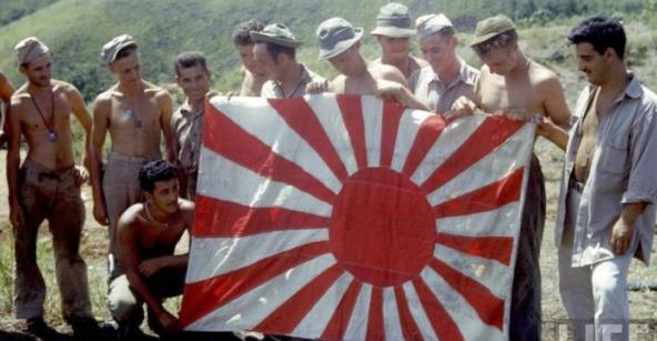 Японские солдаты дарят американцам сувенир на память. Фото: webpark.ru