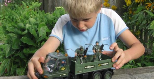 По мнению активистов, военные игрушки пользы детям не приносят. Фото: rodnye-igrushki.ru