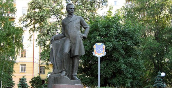 Памятник Полю на центральном проспекте города. Фото: wikimedia.org