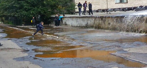 На Рабочей возле школы прорвало трубу