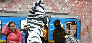 В харьковском метро зебра и горилла раздавали бананы