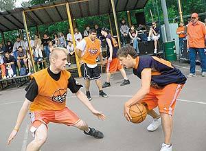 В Днепропетровске посоревнуются любители уличного баскетбола. Фото с сайта sportcom.ru