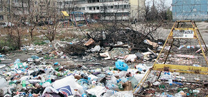 Двор на Фрунзенском утопает в мусоре и никому нет дела