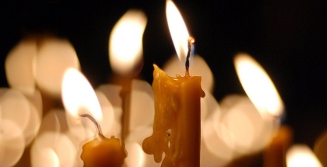 Украинцы зажигают сегодня свечи. Фото с сайта korrespondent.net