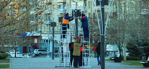 Сквер Ленина начали украшать к Новому году