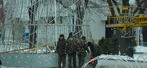 В сквере Ленина начали наряжать Губернаторскую елку