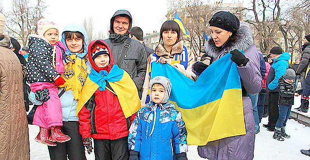 По городу пронесли десятиметровый флаг. Фото Кристины Выхристенко