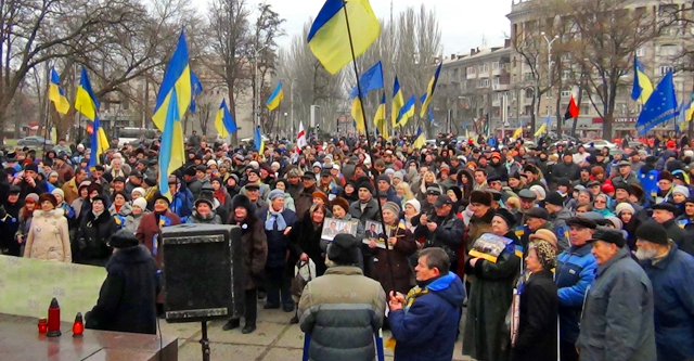 Воскресный Евромайдан в Днепропетровске. Фото сайта litsa.com.ua