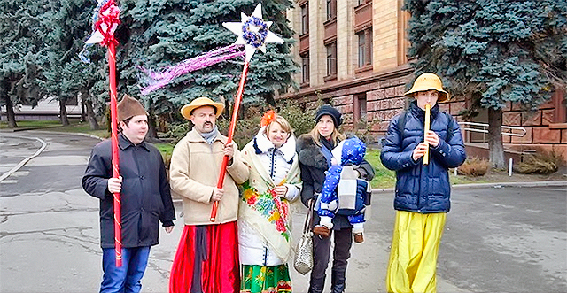 На Рождество горожан развлекали колядками. Фото dnepr.comments.ua.