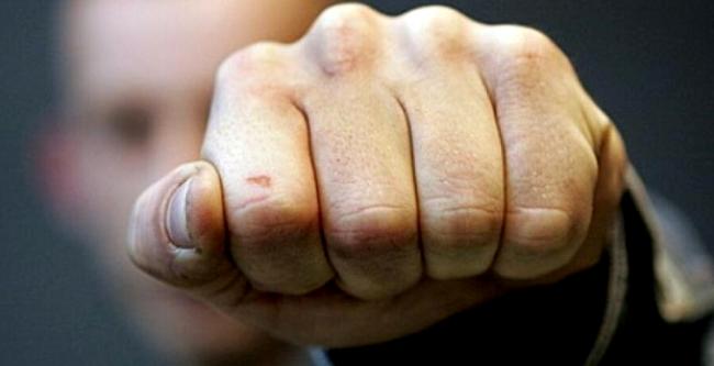 Мужчина ударил ребенка кулаком в лицо. Фото сайта u-f.ru