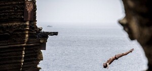 15 клифф-дайверов прыгнут в воду с Ласточкина гнезда