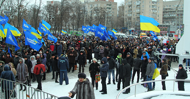 Митинг в поддержку власти перед ОГА. Фото Дениса Моторина