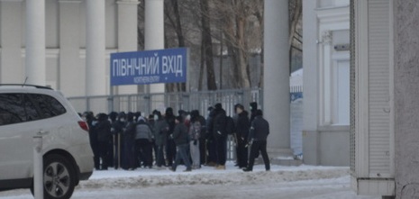 "Титушки" били людей возле стадиона "Днепра". Кадр из видео