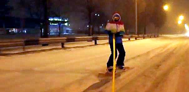 Девушка из Днепропетровска не боится снега. Кадр из видео