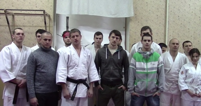 Ребята решительно настроены не допустить беспорядки в Харькове. Кадр из видео.