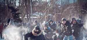 Сотни одесситов устроили грандиозную битву снежками в парке Победы