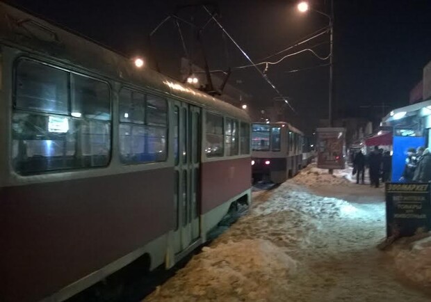 Людям по морозу пришлось искать другие варианты, как добраться домой. Фото Vgorode.ua