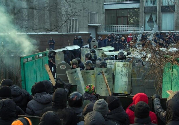 Милиция охраняет ОГА и «титушек». Фото Vgorode.ua