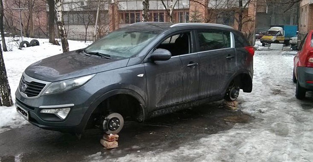 Машина осталась без колес. Фото с сайта forum.gorod.dp.ua