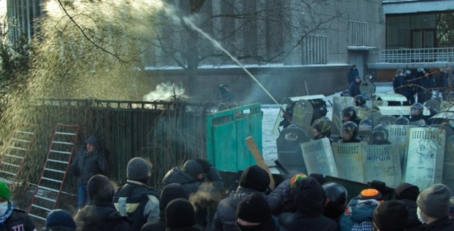 Новость - События - В сети появилось уникальное видео беспорядков под днепропетровской ОГА