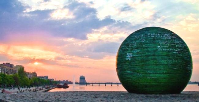Днепропетровску вернут шар желаний – но теперь уже металлический. Фото с сайта photo.i.ua