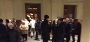 Около сотни запорожцев заполонили горсовет: в руках у женщин фото погибших активистов майдана