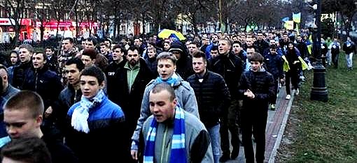 Фанаты прошлись маршем по Днепропетровску. Фото Павла Дацковского