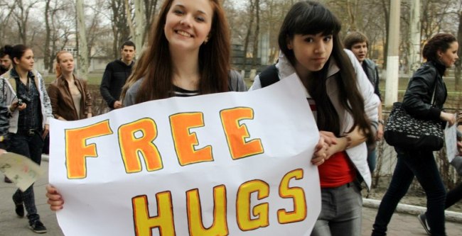 Бесплатные объятия всего один день. Фото с сайта vk.com/free_hugs4_dp