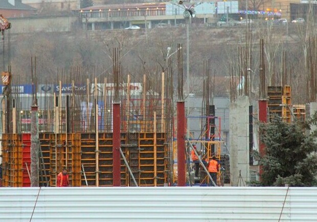 Строительство арены в Днепропетровске пока не замораживают. Фото Дениса Моторина
