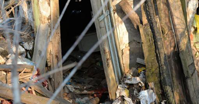 Люди жили в землянке-подвале, оставшейся от дома после пожара. Фото ОЗЖ "Верность"