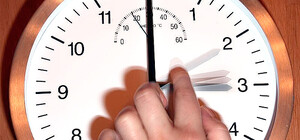 На выходных Украина перейдет на летнее время: когда переводить часы