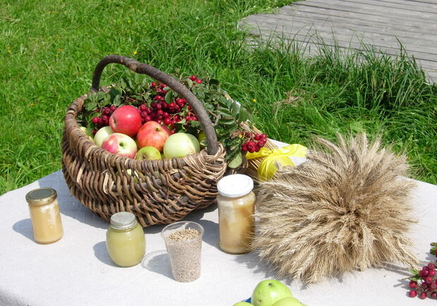 Освящать фрукты и овощи можно с самого утра во всех храмах города. Фото с сайта picasaweb.google.com.
