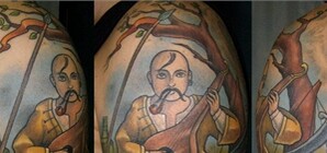 Появилась новая мода на тату – бьют Махно и трезубец