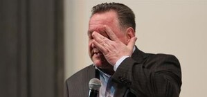 В Доме художника Богдана Бенюка забросали помидорами