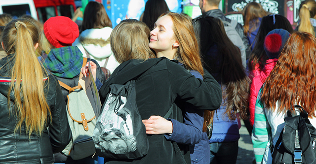 Free hugs в Днепропетровске. Фото Дениса Моторина
