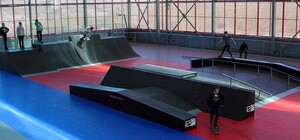 В Днепропетровске на крыше торгового центра открыли скейт-парк