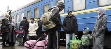 Крымчане продолжают покидать полуостров. Фото: AFP/ Yuriy Dyachyshyn