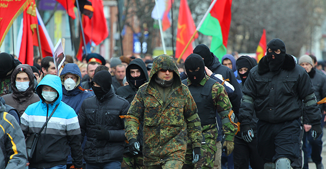 Пророссийские силы собираются под ОГА. Фото vgorode.ua