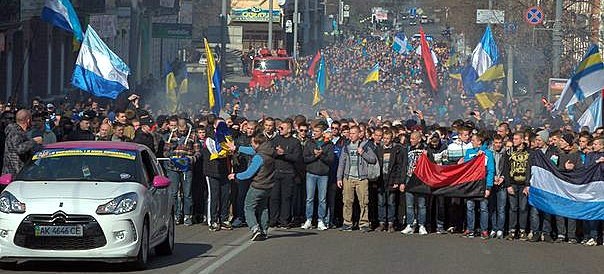 Мирный марша фанатов в Днепропетровске за единую Украину. Фото Дениса Моторина